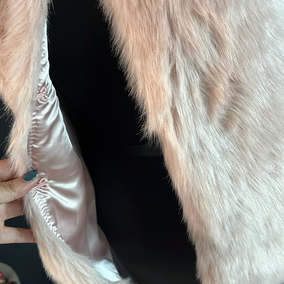 Forever 21 baby pink faux fur vest. Closes fully with hook and eye. Sz S small - Picture 2 of 5